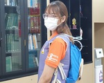 Sinh viên làm áo chống nóng cho y bác sĩ chống dịch