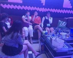 Bất chấp lệnh cấm, quán karaoke vẫn mở cho khách hát, sử dụng ma túy