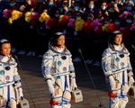 Tàu Thần Châu 12 rời bệ phóng tên lửa, đưa 3 phi hành gia Trung Quốc lên không gian