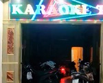 Quán karaoke bên ngoài cửa đóng then cài, bên trong nhân viên múa thoát y