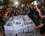 Báo Apple Daily in 1 triệu bản cuối cùng, dân Hong Kong xếp hàng mua qua đêm