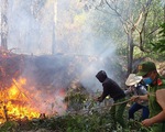 Cháy rừng cạnh doanh trại quân đội, Huế huy động gần 1.000 người chữa cháy