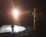 CSGT tìm gia đình bé gái 2 tuổi đi lạc giữa đêm trên quốc lộ