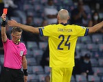 Pha vào bóng ‘rợn người’ của trung vệ Thụy Điển khiến cầu thủ Ukraine chấn thương nặng