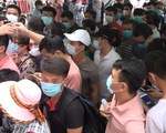  Hàng trăm người chen lấn để xét nghiệm COVID-19