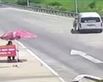 Bắt tạm giam tài xế không trình được giấy tờ còn ủi vào CSGT