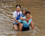 Mưa lũ khiến 56 người chết và thiệt hại 10 tỉ USD, Trung Quốc lại sắp hứng bão