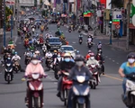 Người dân TP.HCM hối hả trước giờ hạn chế ra đường