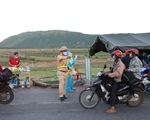 Cảnh sát giao thông dừng dân đi xe máy từ miền Nam về quê để tặng đồ ăn, nước uống