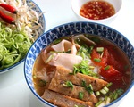 Ninh mực khô làm nước lèo nấu bún chả cá trong những ngày giãn cách