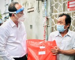 Phó bí thư Thành ủy TP.HCM Nguyễn Hồ Hải thăm người mua ve chai, bán vé số