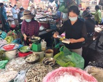 Xét nghiệm nhanh COVID-19 hằng tuần cho người làm việc, bán hàng tại các chợ