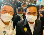 Chụp ảnh với người mắc COVID-19 ở Phuket, Thủ tướng Thái Lan phải cách ly