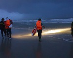 Tắm biển ở bãi đầy sóng lớn, 2 người chết, 1 người mất tích