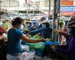 Sau tin hạn chế ra khỏi nhà nếu dịch không giảm, chợ và siêu thị ở Đà Nẵng chen chúc khách