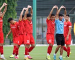 HLV Park Hang Seo ra sân chỉ đạo đội tuyển U22 Việt Nam tập luyện
