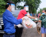 Mang bao gạo, gói mì đến người khó