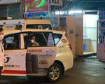 Công an và tài xế taxi phối hợp đưa một bảo vệ khó thở đi cấp cứu kịp thời