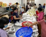 Nhóm bếp, mở chợ cho người khó khăn trong đại dịch