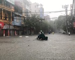 Phố phường Hải Phòng ‘hóa sông’ vì mưa lớn kéo dài