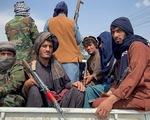 Taliban hộ tống công dân Mỹ tới sân bay