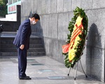 Bộ trưởng Quốc phòng Nhật Bản đặt vòng hoa tại Lăng Chủ tịch Hồ Chí Minh
