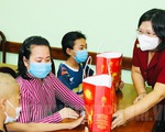 Đoàn đại biểu Quốc hội TP.HCM tặng quà trung thu cho các bệnh nhi