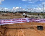 Mới mưa đã ngập, dân treo băng rôn ở dự án khu phố chợ Chiên Đàn