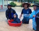 Mưa lớn, nhiều tuyến đường như sông, Quảng Ninh cho xe tải quân sự đón học sinh