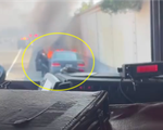 Cảnh sát dũng cảm cứu người trong ô tô đang bốc cháy