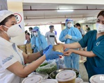 2.700 suất phở yêu thương phục vụ từ tầng hầm xe bệnh viện dã chiến