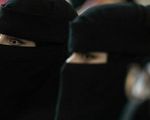Taliban yêu cầu nữ sinh viên đại học mặc áo choàng và quấn khăn che mặt