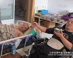 Video: Con trai bị bại liệt chăm sóc cha già bệnh liệt giường