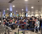 Sân bay Tân Sơn Nhất lại chật ních người về quê đón Tết