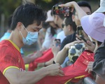 Tuyển Việt Nam tập dưới nắng gắt, mỏi tay ký tặng fan ở Úc