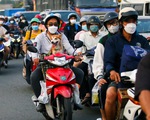 Đông nghịt người dân đi xe máy về miền Tây đón Tết: ‘Gian nan mà vui’
