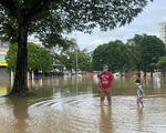 Lũ lụt chết người, nhiều người Malaysia vẫn lội nước quay TikTok