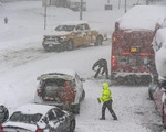 Thượng nghị sĩ Mỹ và hàng ngàn tài xế mắc kẹt 20 tiếng trong xe do bão tuyết