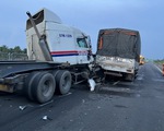 Va chạm liên hoàn với 2 xe container, tài xế xe tải chết tại chỗ