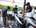 Thợ sửa xe từ Nông Sơn ra Đà Nẵng giúp bà con có xe máy bị ngập