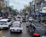 Sáng sớm 15-10, hàng ngàn xe hơi nằm la liệt trên đường Đà Nẵng