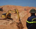 Hiện trường bới bùn cát tìm 3 công nhân mất tích vụ sập mỏ titan