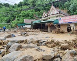 Lũ quét làm trôi ô tô, tràn đất đá vào ngân hàng, nhà cửa