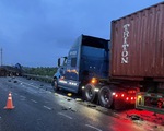 Hai xe container va chạm trên cao tốc TP.HCM - Trung Lương, 3 người bị thương