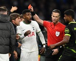 Tottenham lỡ vé sớm vì VAR, Conte lãnh thẻ đỏ