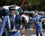 Trực thăng, cảnh sát Nhật được huy động khám xét chiếc cặp nghi có bom, phát hiện... sex toy