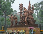 Ảnh tri ân lính cứu hỏa tại tượng đài Công an nhân dân đoạt giải thi ảnh Hà Nội
