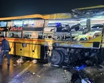 Xe giường nằm đấu đầu xe tải, 2 người chết, 13 người bị thương