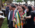 Tơ lụa và cổ vật của 