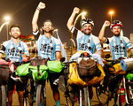 Rủ nhau đạp xe hơn 10.000km đến Qatar để cổ vũ Messi